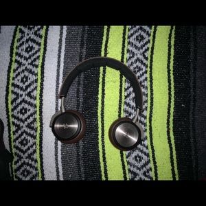ang & Olufsen Beoplay H8 Wireless On-Ear Headphone